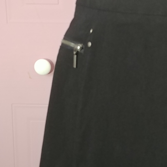 Black mini skirt - Picture 2 of 4